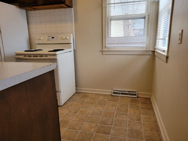 Building Photo - 512 N Mt Carmel St