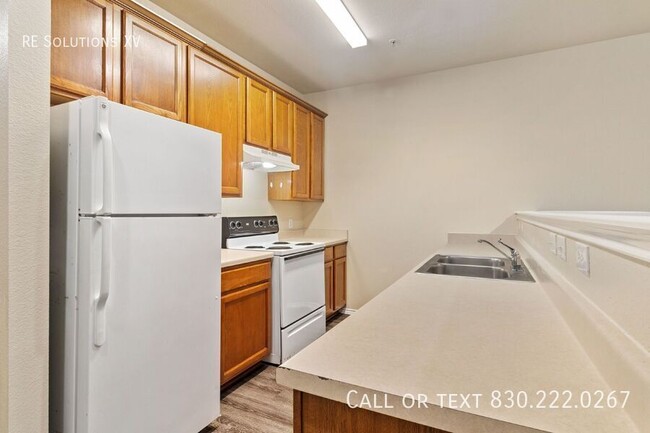 Foto del edificio - Updated 3BR, 2.5BA Fourplex with Garage – ...