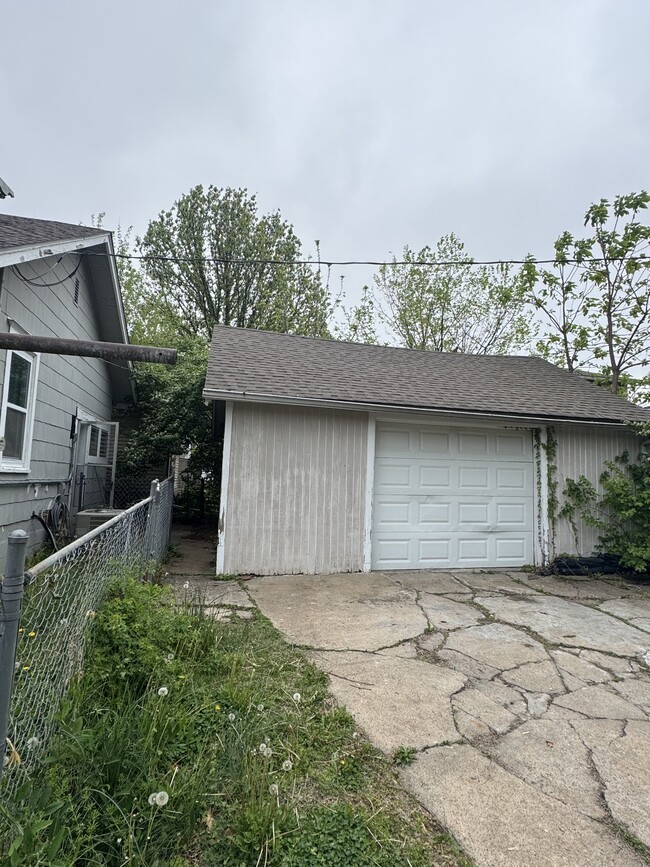 Building Photo - 2209 SW Martin Ct