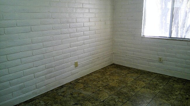 Building Photo - Adorable Single Level Eastside Duplex With Evaporative Air Located In Quiet Neighborhood