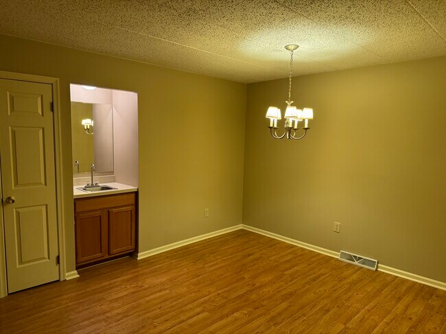 Dining Room with Wet Bar - 750 E Marshall St