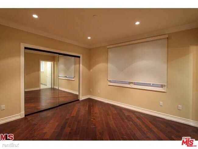 Building Photo - 2 br, 2.5 bath Condo - 8612 Burton Way Uni...