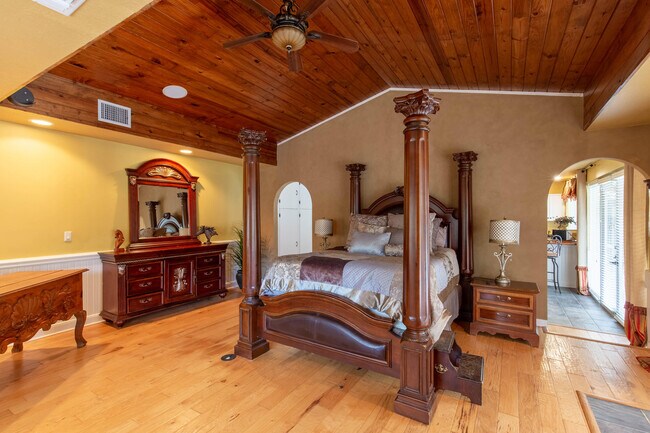 Building Photo - 2559 Palm Deer Dr