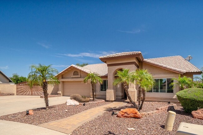 Building Photo - Charming 3-Bedroom Home with Stunning Outd...