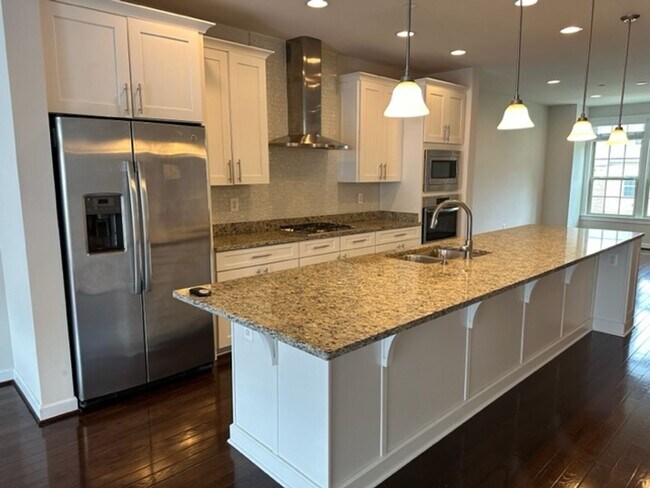 Foto del edificio - Gorgeous 4-Bed 3.5-Bath Townhouse next to Ft Meade