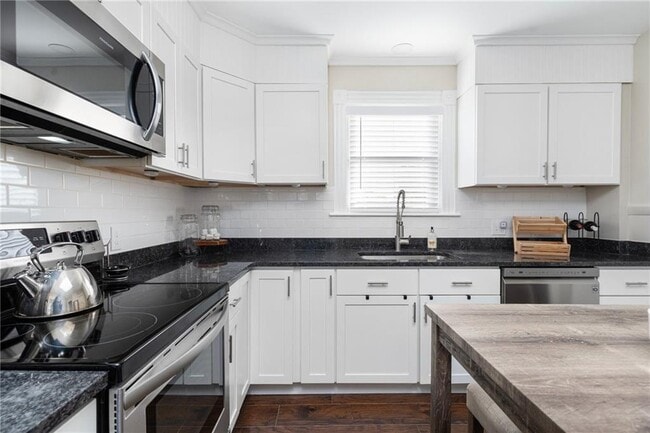 Building Photo - 845 Main St