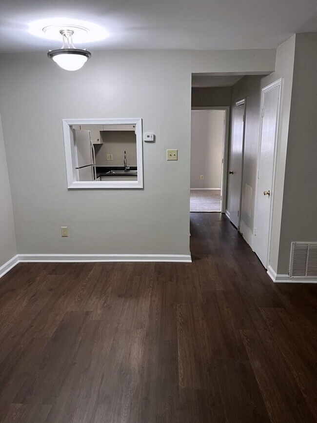 Foto del edificio - Newly Renovated 1 BR, 1 Ba in Barracks roa...