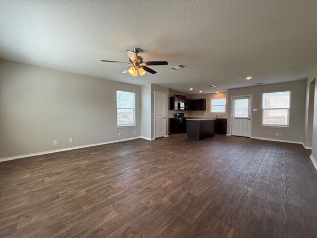 Building Photo - Move in Ready 3 Bedroom Two-story Home