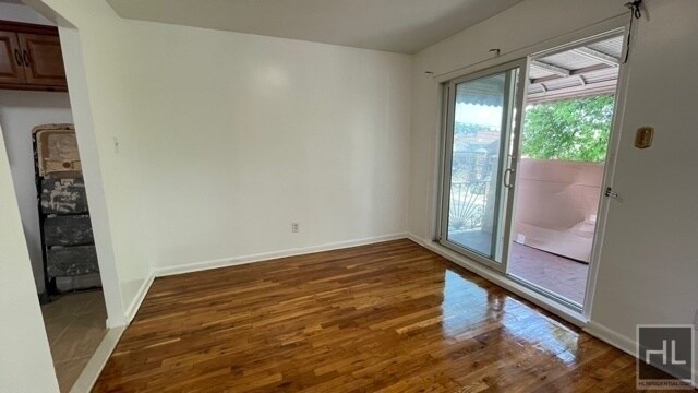 Building Photo - NEWLY RENOVATED XXL 3 BEDROOMS WITH PRIVAT...