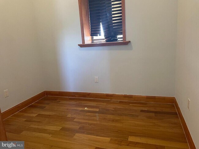 Building Photo - 1338 W Girard Ave