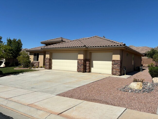 Foto del edificio - Great 3 bed 2 bath home plus den! Price Ju...