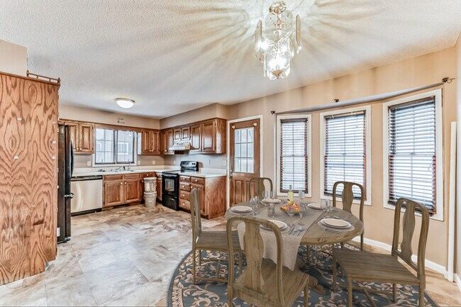 Building Photo - 1105 S Country Club Dr