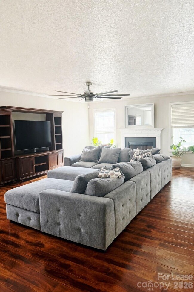 Building Photo - 1906 Leesburg Dr