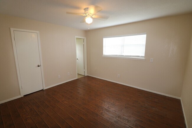 Building Photo - 609 Circle Way