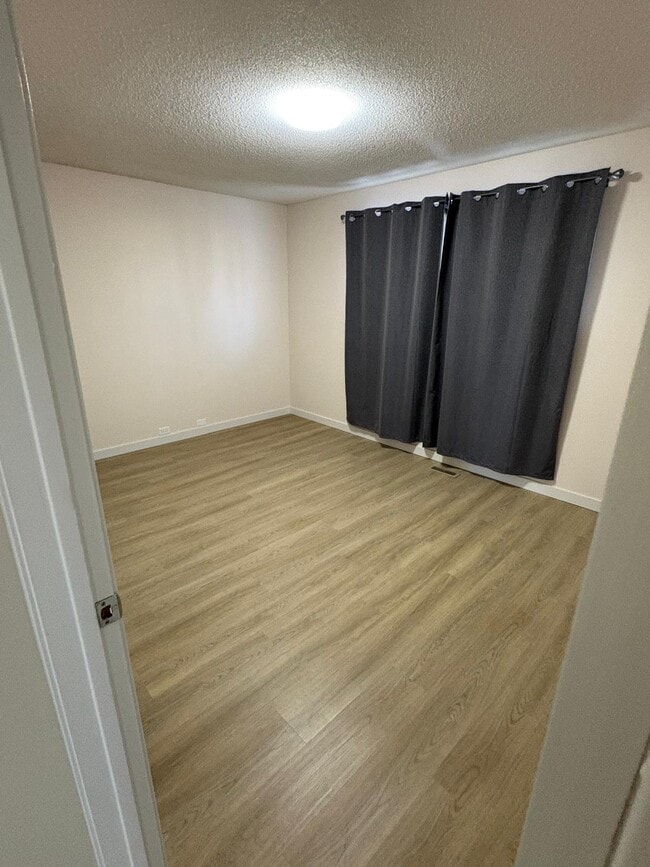 Building Photo - 3 Bed 2 Bath Unit in Calgary, AB