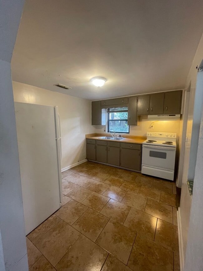 Building Photo - 2 Bed 1 Bath Home | Carport | Pet Friendly with Fenced Yard | Washer Dryer Hook Ups | Section 8 W...