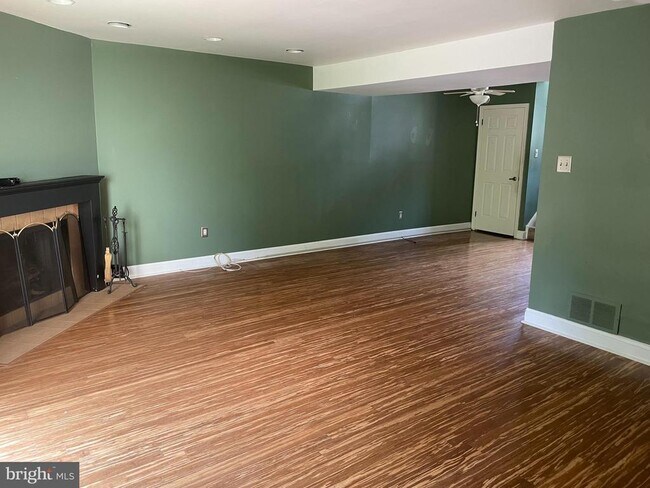 Building Photo - 303 Milford Ct