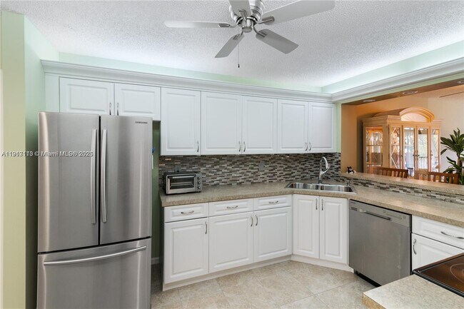 Foto del edificio - 7338 Fairfax Dr