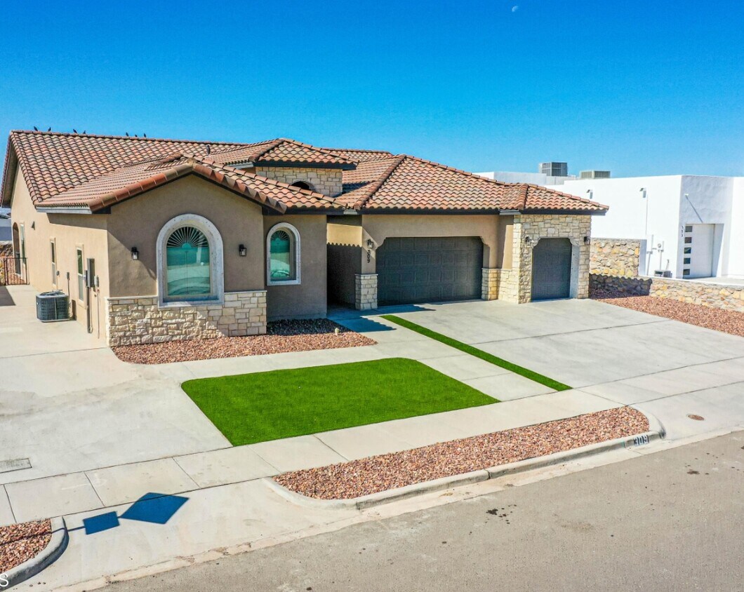 Foto principal - 309 Blue Valley Dr