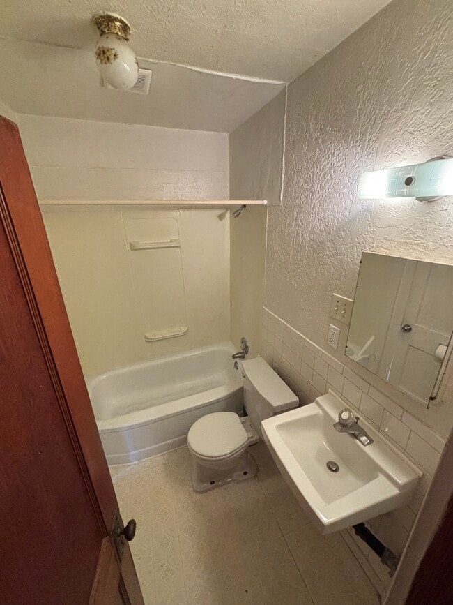 Building Photo - 28 E 200 S