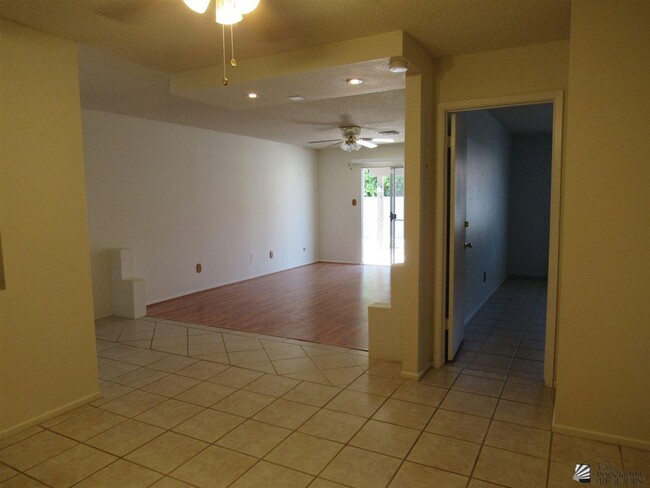 Building Photo - Central townhome with 3 bedrooms and 2 bat...