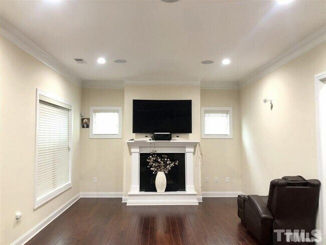 Building Photo - 113 Heartsease Ln