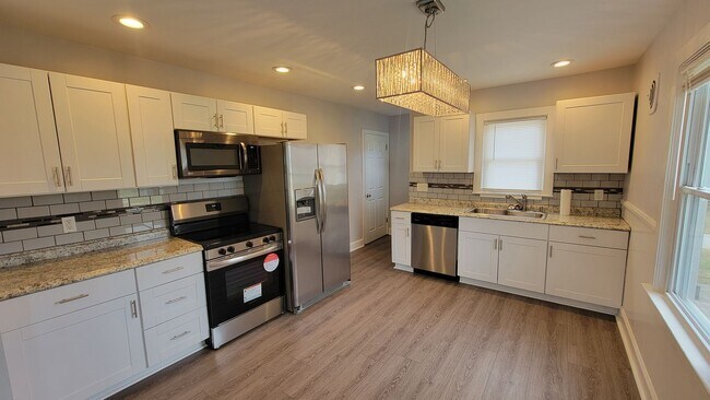 Foto del edificio - 3 Bedroom With A Finished Basement And Large Back Yard