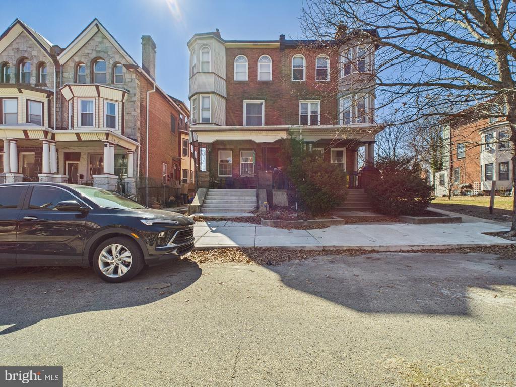Foto principal - 922 S St Bernard St