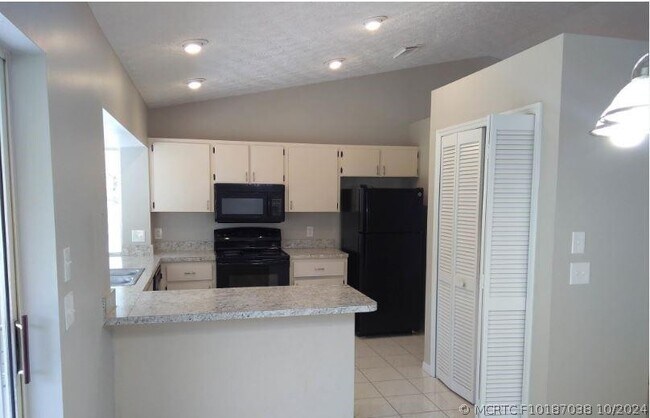 Building Photo - 3265 SW Escarole St