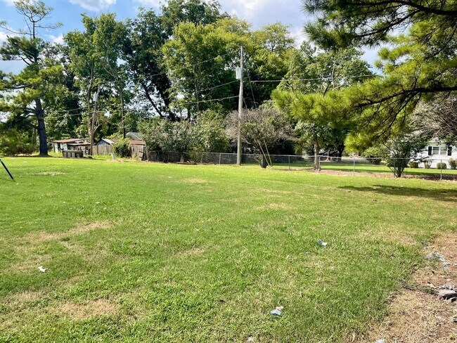 Foto del edificio - 3 Bed / 1 Bath Apartment in Truman, Available Now!