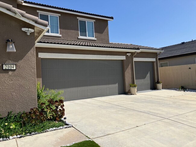 Foto del edificio - 5 bedroom 3 1/2 bath house in gated commun...