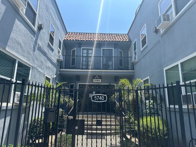 Foto del edificio - 5740 Franklin Ave