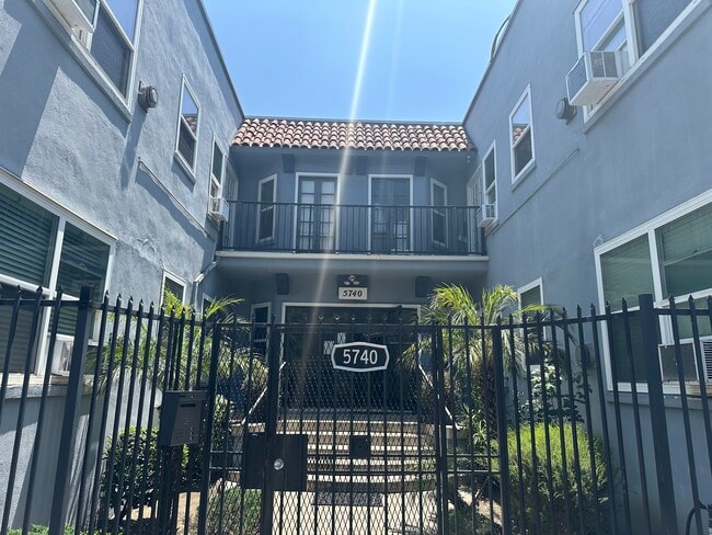 Building Photo - 5740 Franklin Ave