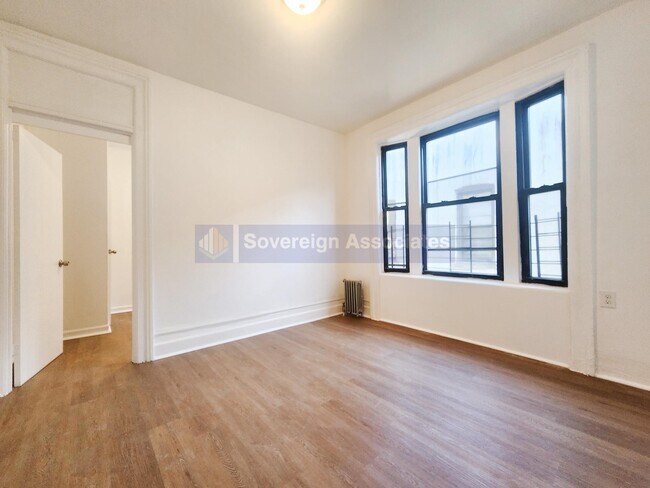 Foto del edificio - 112 Nagle Avenue