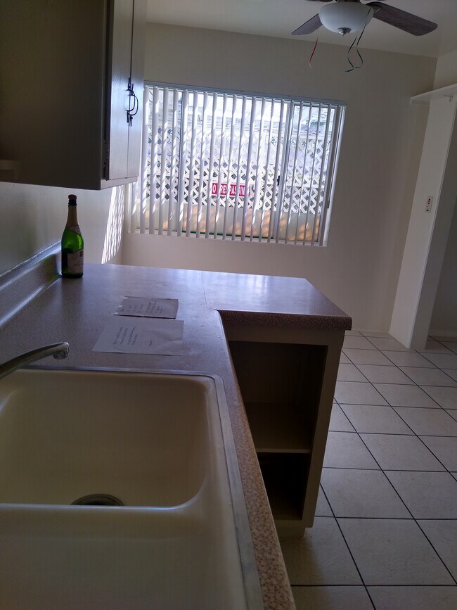 hermosa cocina - soleada - 1843 E Palmyra Ave