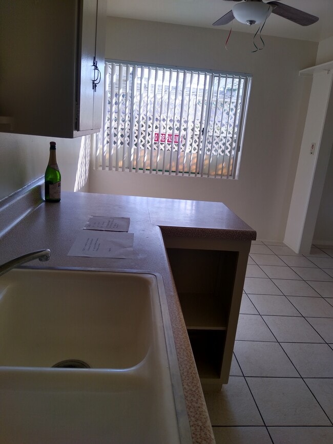 beautiful kitchen - sunny - 1843 E Palmyra Ave