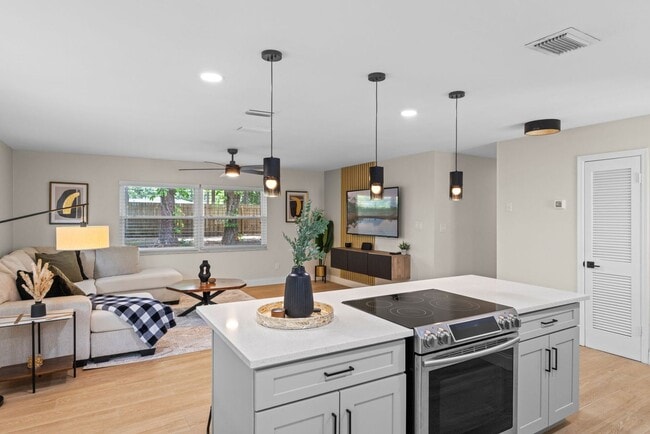 Building Photo - Beautifully Renovated 3-Bedroom Home for R...