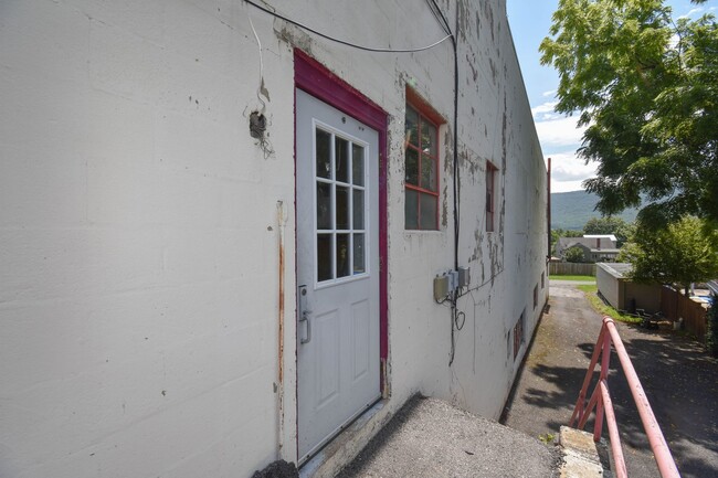 Building Photo - 540 High St