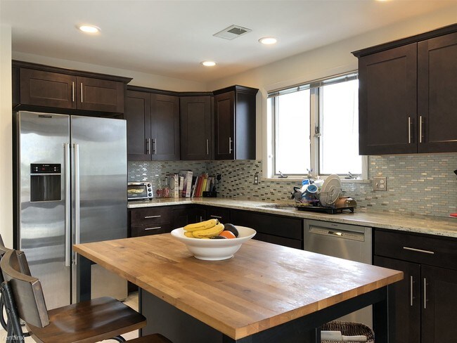 Building Photo - 3 br, 1 bath  - 57 Walnut St Apt #2