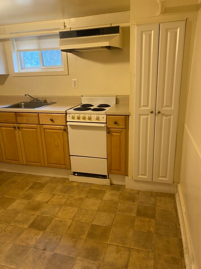 Kitchen - 6641 Osborn St