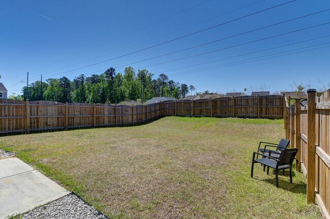 Foto del edificio - Modern Comfort with Fenced Backyard in the Heart of Lexington