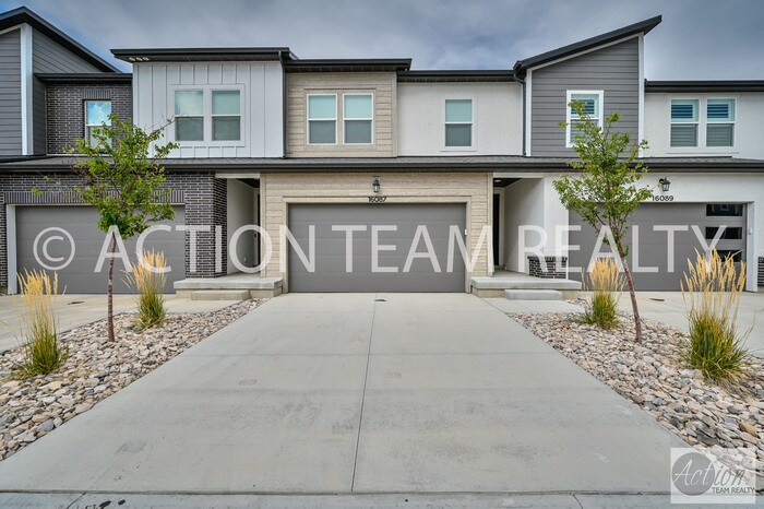 Foto principal - Mid-Row Townhome located in Bluffdale!