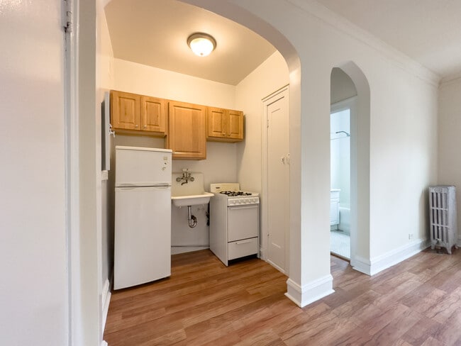 Building Photo - 2536 N Sawyer Ave