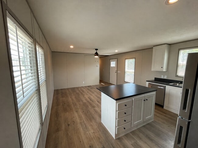 Building Photo - 106 Pine Cone Dr