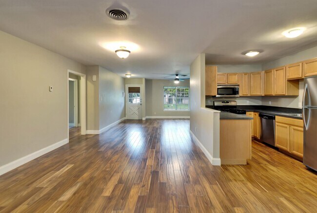 Foto del edificio - 5200 Basswood Ln