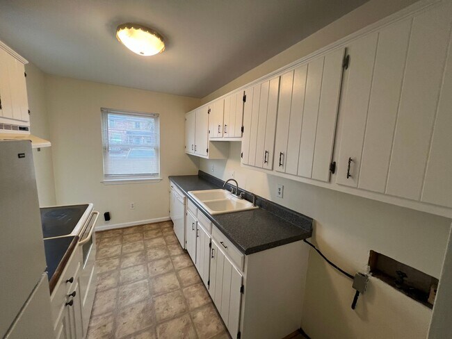 Building Photo - 934 Maryland Ave