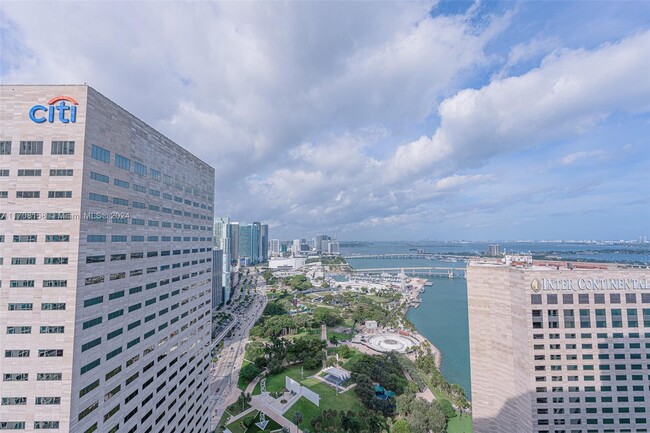 Foto del edificio - 325 S Biscayne Blvd