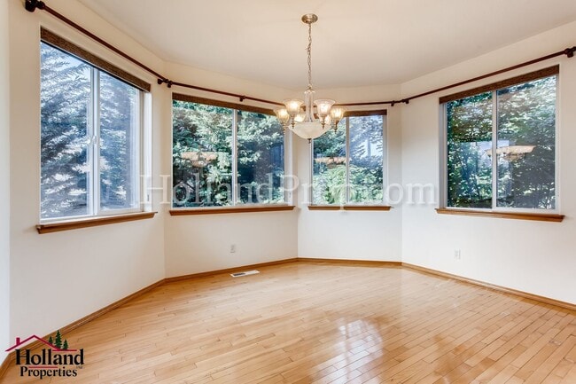 Building Photo - Charming Single-Family, freshly painted an...