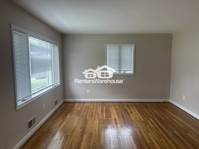 Building Photo - 223 Deep Dale Dr