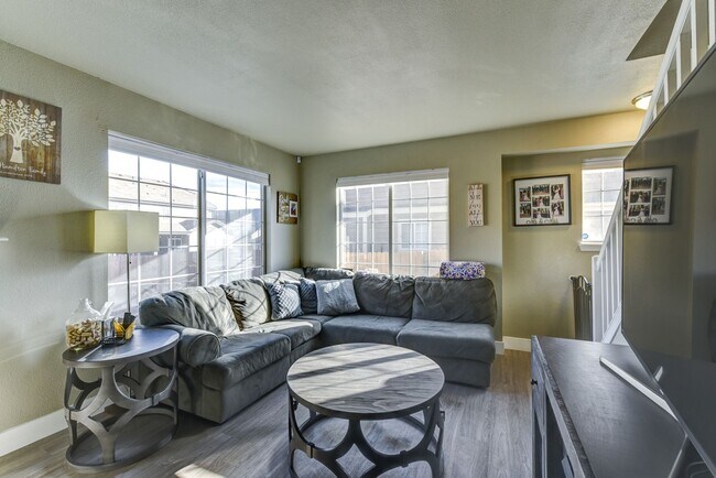 Building Photo - Amazing 3 Bedroom 3 Bath Home (1800sqft+) ...